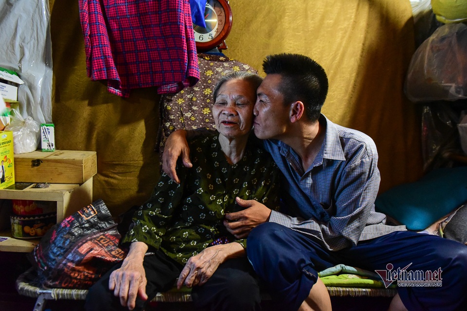 Chàng trai nghèo chở mẹ đi nhặt phế liệu khắp Sài Gòn - 1 Chàng trai nghèo chở mẹ đi nhặt phế liệu khắp Sài Gòn - 1