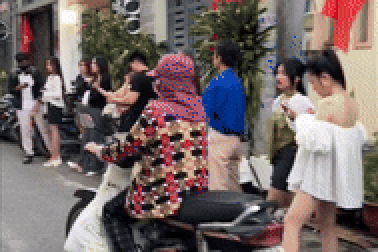 Bức tường nơ đỏ ở TPHCM khiến giới trẻ xếp hàng dài để chụp ảnh