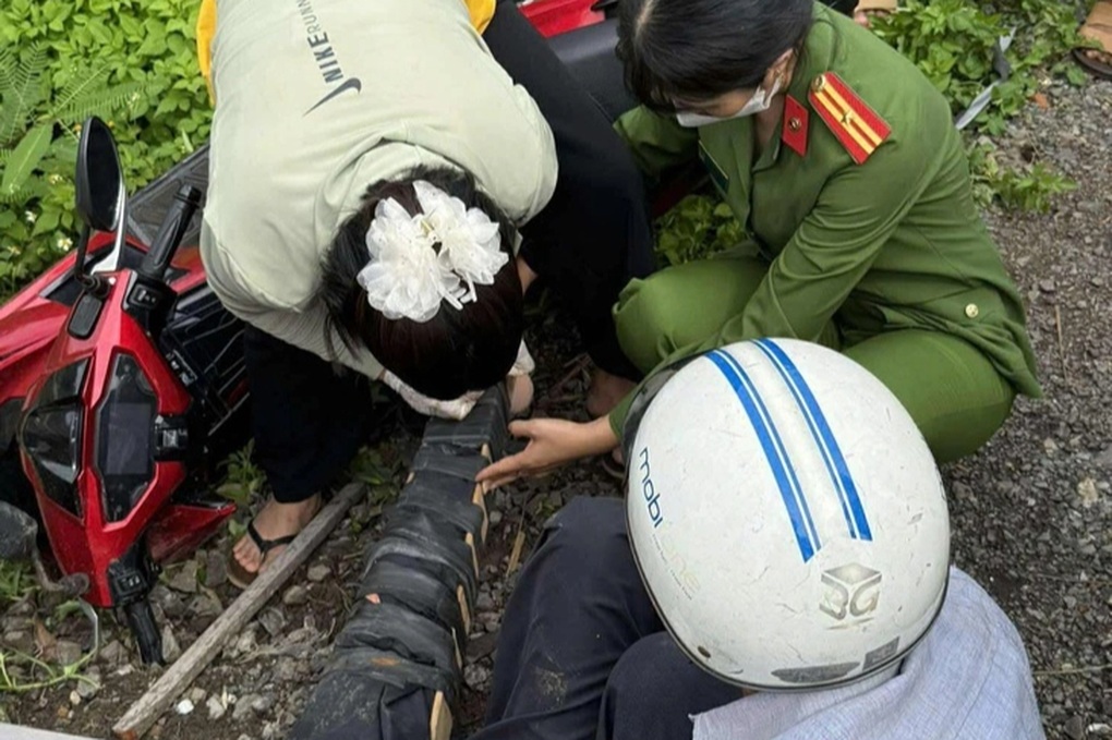 Ba nữ công an và cán bộ xã kịp thời cứu người gặp nạn trên đường - 1 Ba nữ công an và cán bộ xã kịp thời cứu người gặp nạn trên đường - 1