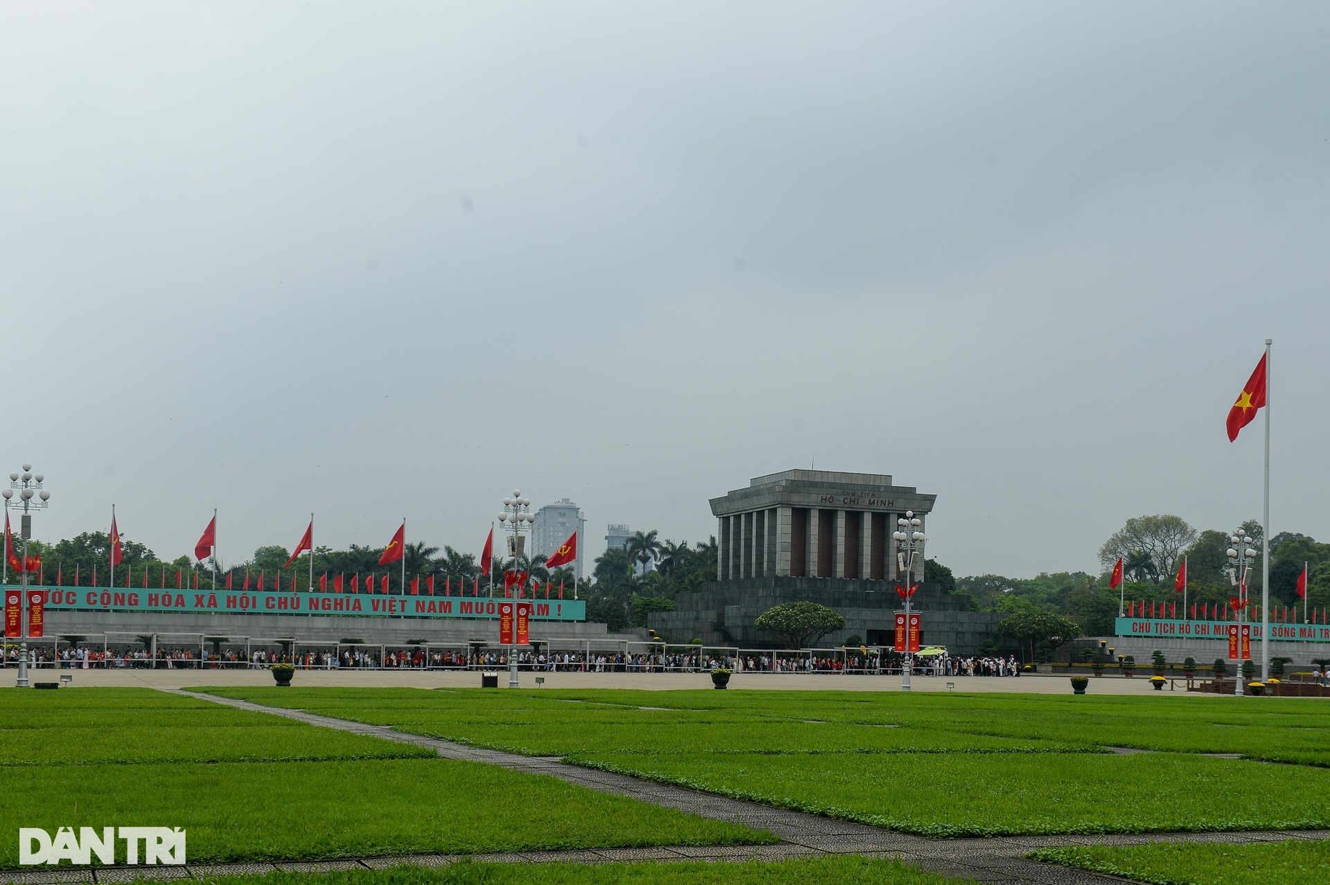 Người dân xếp hàng vào Lăng viếng Chủ tịch Hồ Chí Minh ngày 30/4 - 2 Người dân xếp hàng vào Lăng viếng Chủ tịch Hồ Chí Minh ngày 30/4 - 2