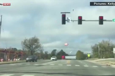 Máy bay hạ cánh xuống đường bằng... dù