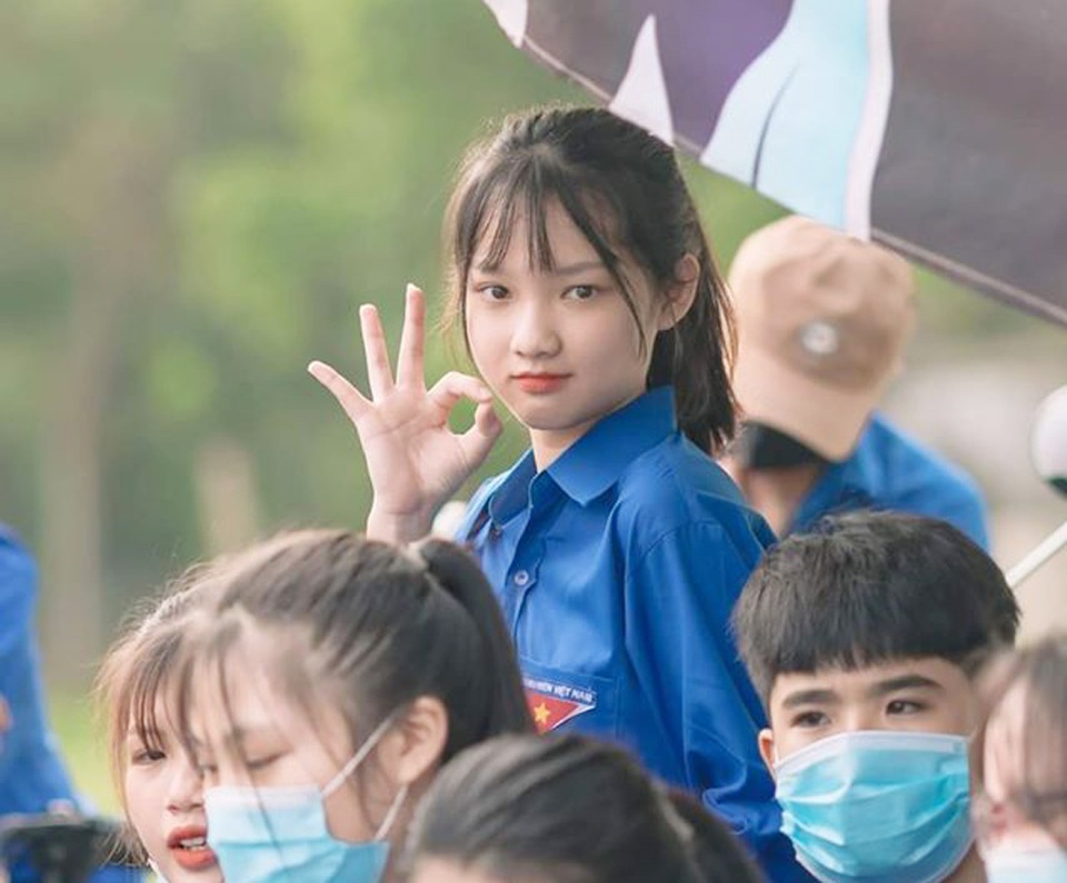 Nữ tình nguyện viên phố núi gây thương nhớ trong kỳ thi tốt nghiệp THPT - 2 Nữ tình nguyện viên phố núi gây thương nhớ trong kỳ thi tốt nghiệp THPT - 2