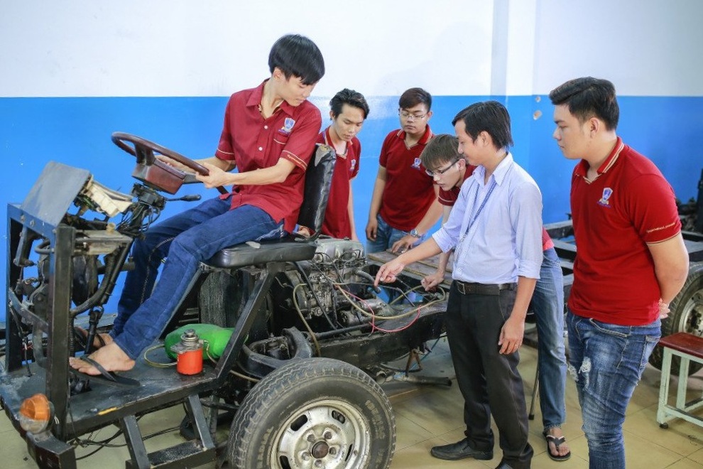 Ưa chuộng bằng cấp, con muốn học nghề nhưng cha mẹ lại cản ngăn - 1 Ưa chuộng bằng cấp, con muốn học nghề nhưng cha mẹ lại cản ngăn - 1