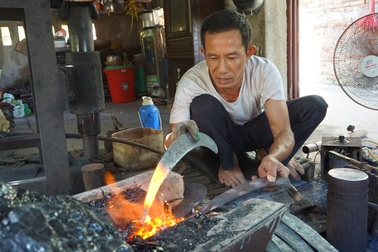 Những người ngồi "ôm" lò lửa trong cái nóng hơn 40 độ C