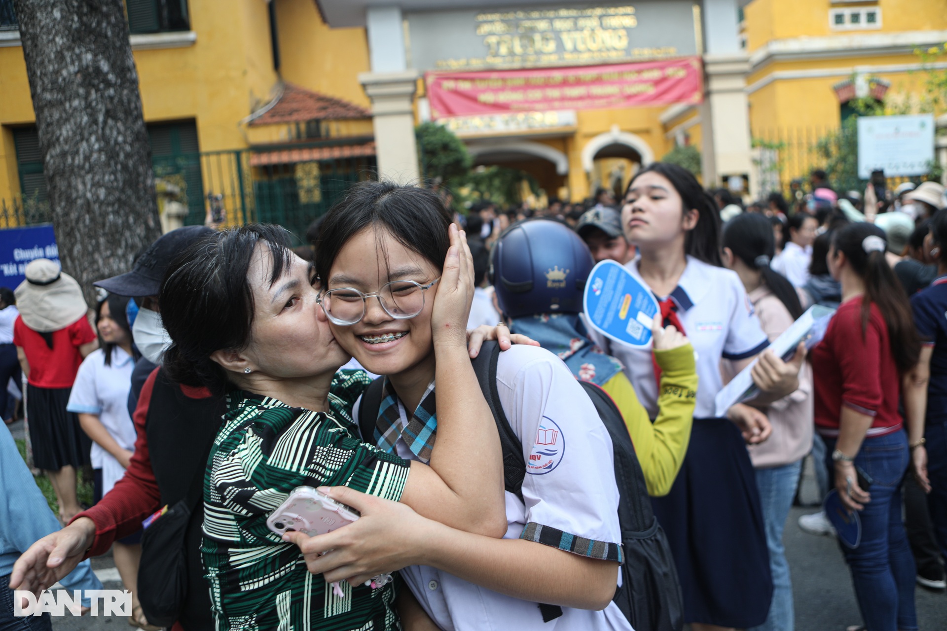 TPHCM: Đề văn thi vào lớp 10 vừa sức, phụ huynh ôm con ăn mừng hạnh phúc - 9 TPHCM: Đề văn thi vào lớp 10 vừa sức, phụ huynh ôm con ăn mừng hạnh phúc - 9