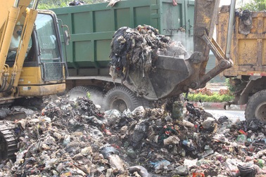 "Núi rác" ở Hà Nội được thu dọn sau 4 tháng ứ đọng