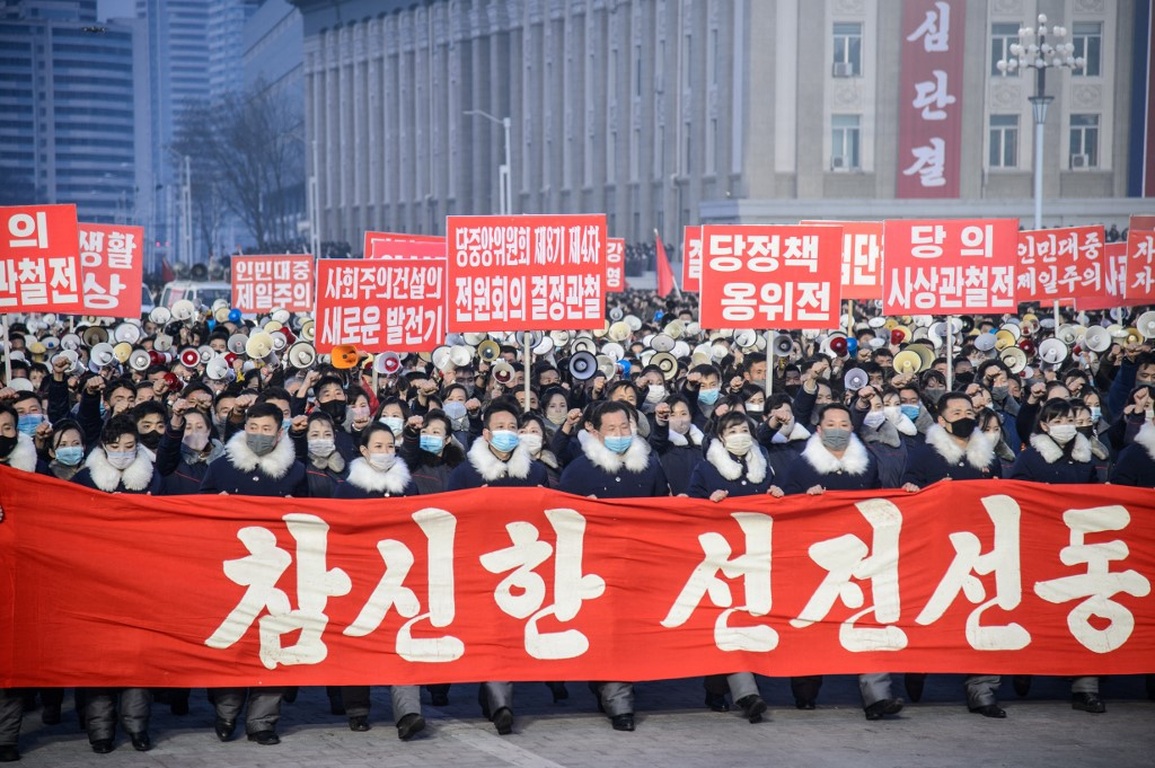 Biển người Triều Tiên ủng hộ ông Kim Jong-un nâng cao năng lực quân sự - 8 Biển người Triều Tiên ủng hộ ông Kim Jong-un nâng cao năng lực quân sự - 8