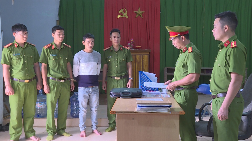 Bị đòi nợ ráo riết, xách dao đâm chủ nợ nhiều nhát - 1 Bị đòi nợ ráo riết, xách dao đâm chủ nợ nhiều nhát - 1