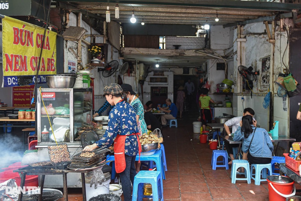 Quán bún chả núp dưới chân cầu thang khu tập thể, có ngày bán 600 suất - 2 Quán bún chả núp dưới chân cầu thang khu tập thể, có ngày bán 600 suất - 2