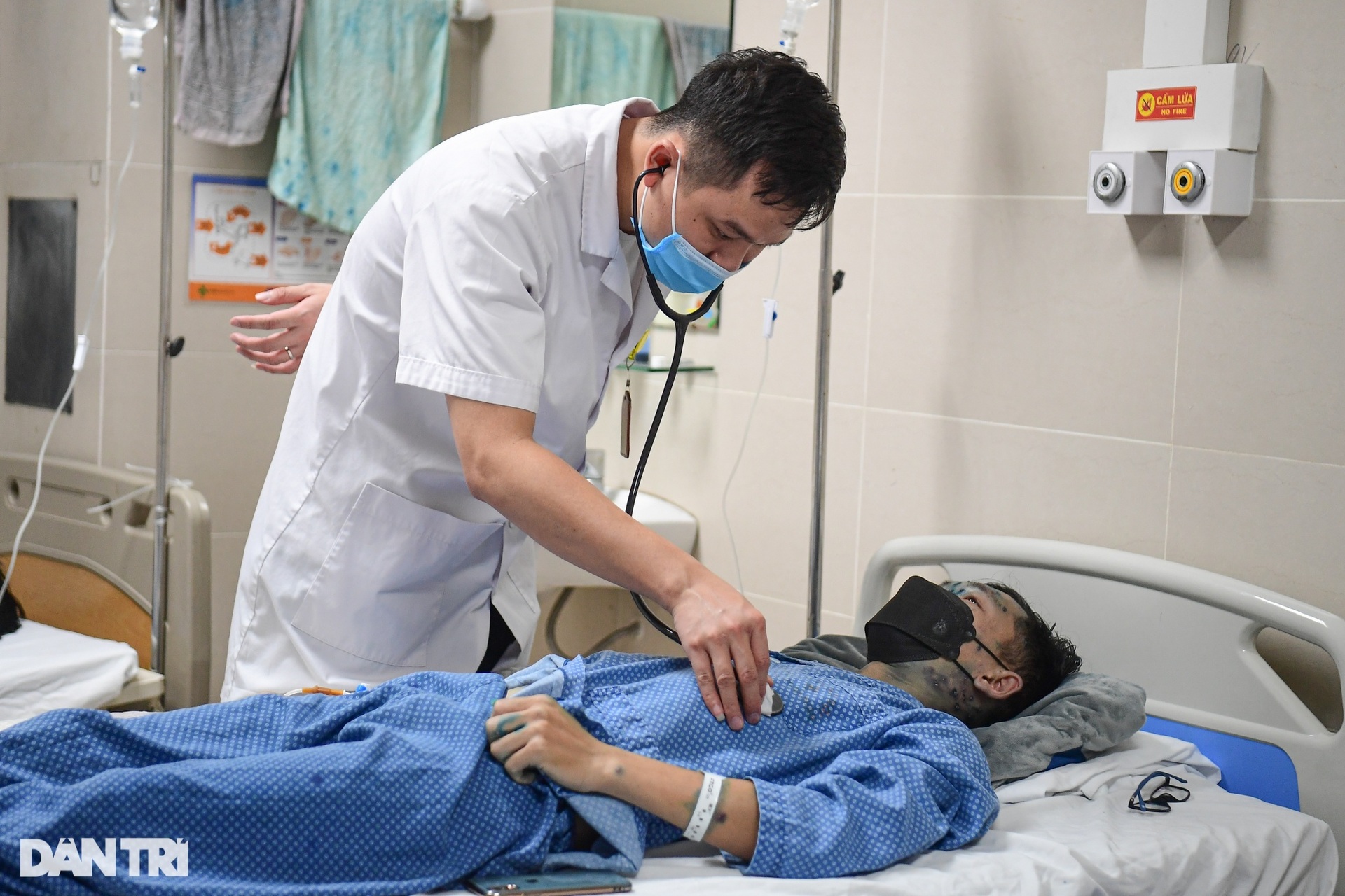Hà Nội: Nhiều người nổi mụn nước chi chít phải nhập viện vì dịch bất thường - 4 Hà Nội: Nhiều người nổi mụn nước chi chít phải nhập viện vì dịch bất thường - 4