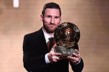 PSG bị điều tra cáo buộc dùng tiền mua giải Quả bóng vàng cho Lionel Messi