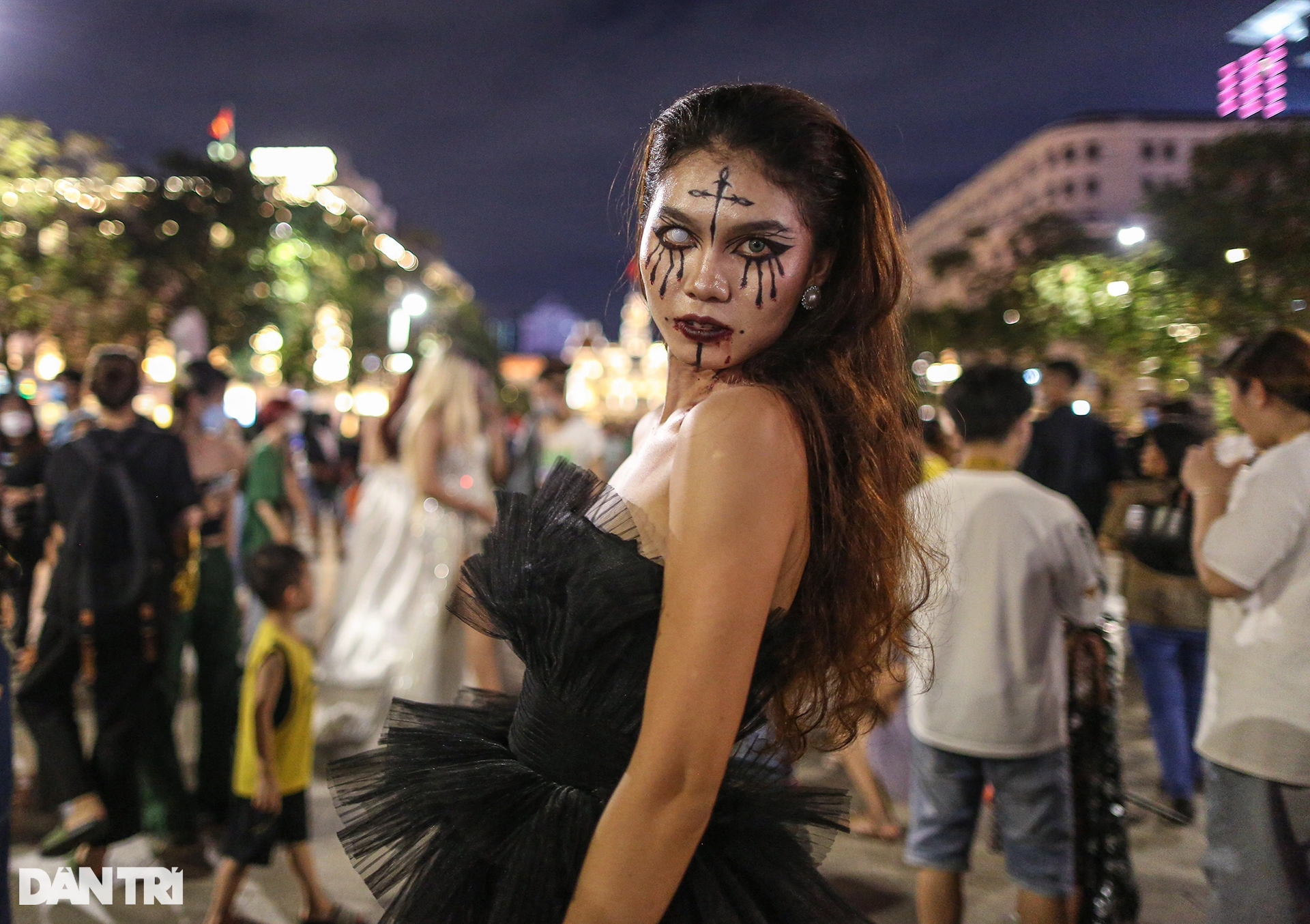 Giới trẻ TPHCM hóa trang kỳ dị chơi Halloween sớm ở phố Nguyễn Huệ - 4 Giới trẻ TPHCM hóa trang kỳ dị chơi Halloween sớm ở phố Nguyễn Huệ - 4
