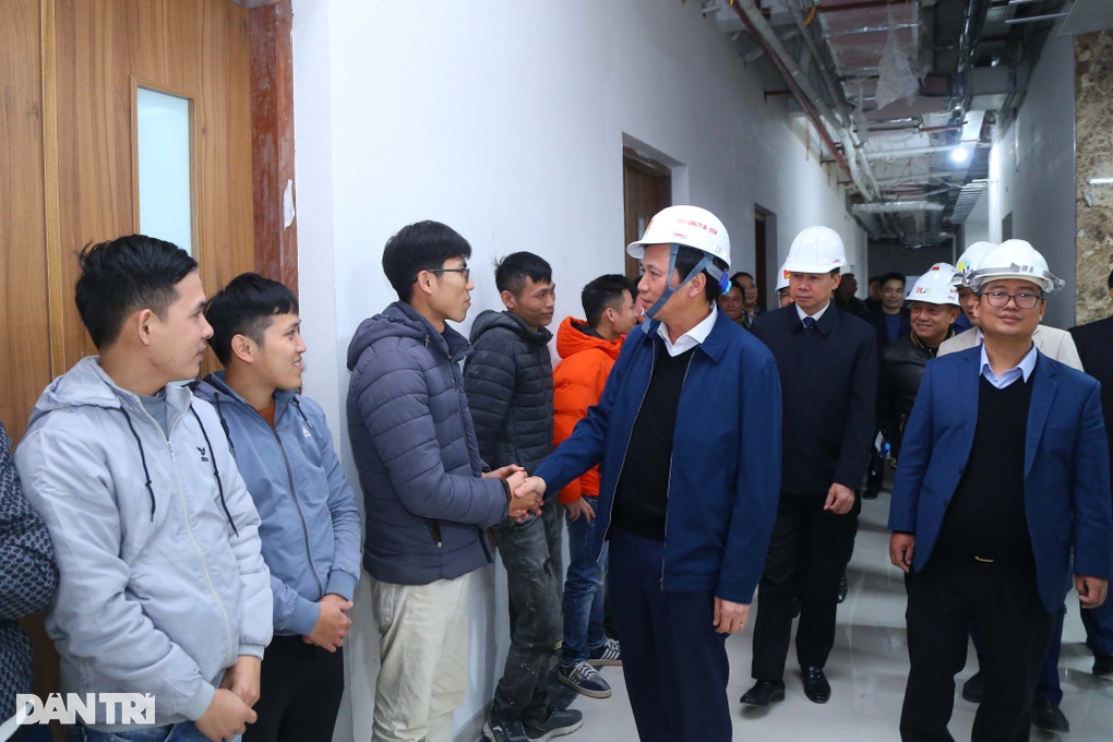 Bộ trưởng LĐ-TBXH chúc Tết công nhân xây dựng trụ sở liên cơ quan Bộ - 2 Bộ trưởng LĐ-TBXH chúc Tết công nhân xây dựng trụ sở liên cơ quan Bộ - 2