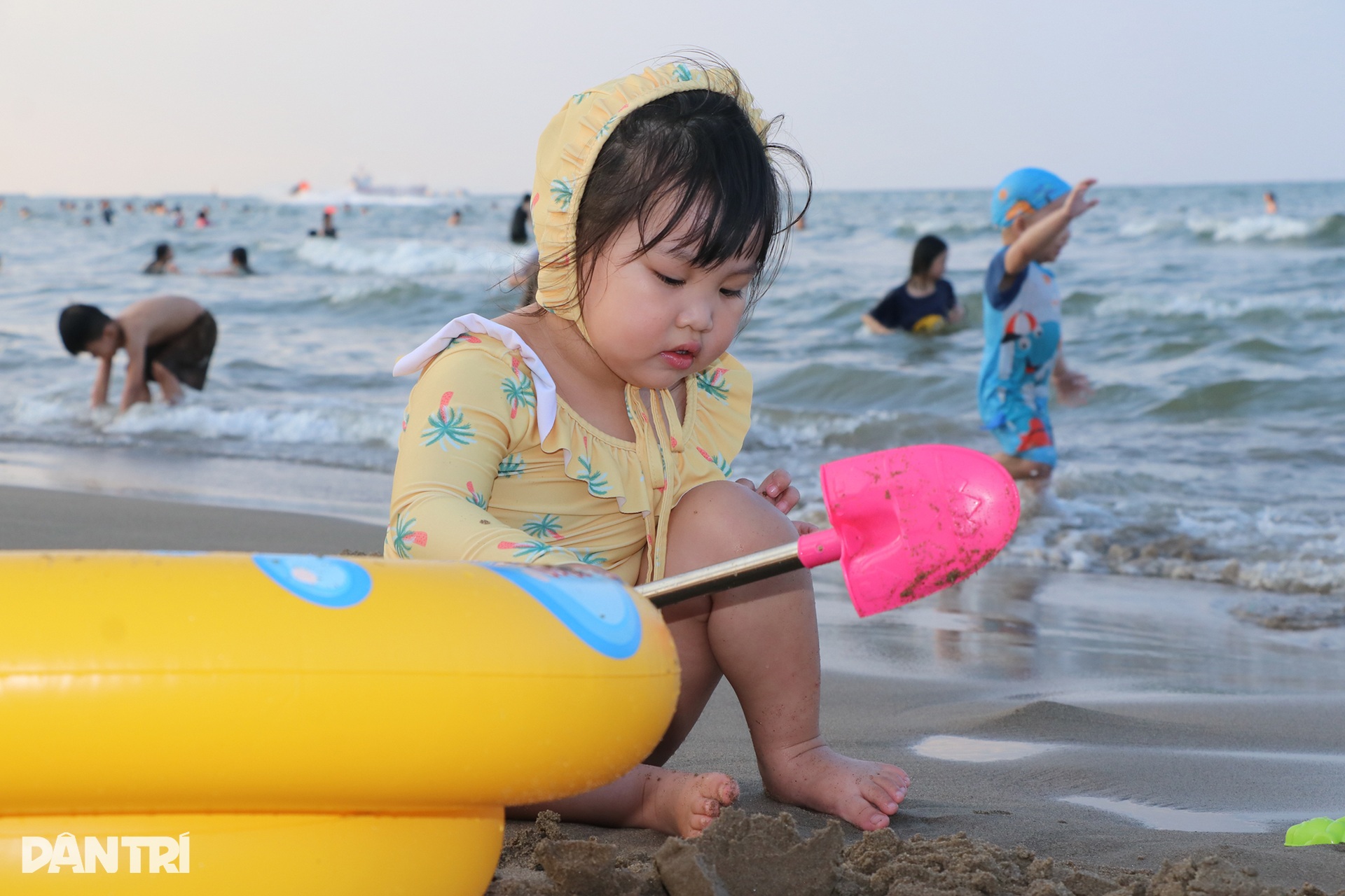Xe nhích từng đoạn, người chật kín bãi biển Cửa Lò dịp nghỉ lễ - 5 Xe nhích từng đoạn, người chật kín bãi biển Cửa Lò dịp nghỉ lễ - 5