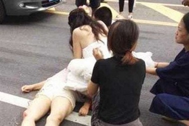 Trên đường đến lễ cưới của mình, nữ y tá vẫn cứu người bị nạn