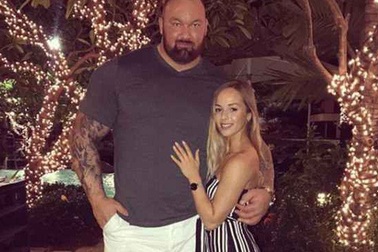 Nam diễn viên “khỏe nhất thế giới” kể nỗi khổ vì có bạn gái… bé nhỏ