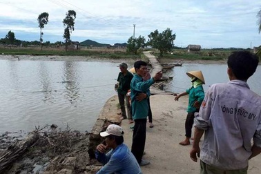 Đi qua cầu phao, hai bố con rơi xuống sông tử vong