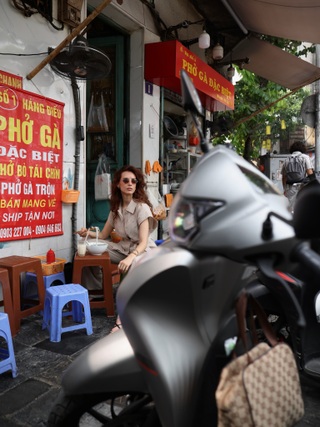Cựu Hoa hậu Thế giới vừa khám phá Việt Nam: Thích sống xê dịch, mê bún chả - 3