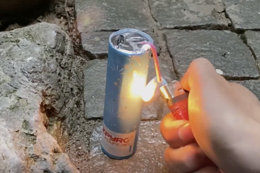 Người dân đội mưa tới mua pháo, đốt trải nghiệm ngay trước Tết ở Hà Nội