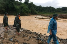 Gần 800 lượt người tìm kiếm 2 chiến sĩ biên phòng bị lũ cuốn