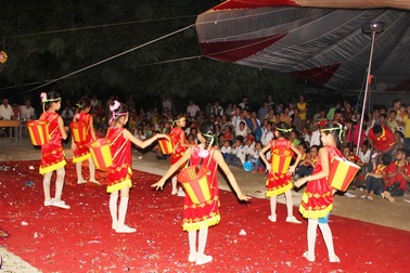 "Vầng trăng yêu thương" đến với học sinh nghèo biên giới xứ Nghệ