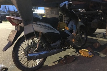 Xe máy chui tọt vào gầm xe đầu kéo, người văng ra ngoài