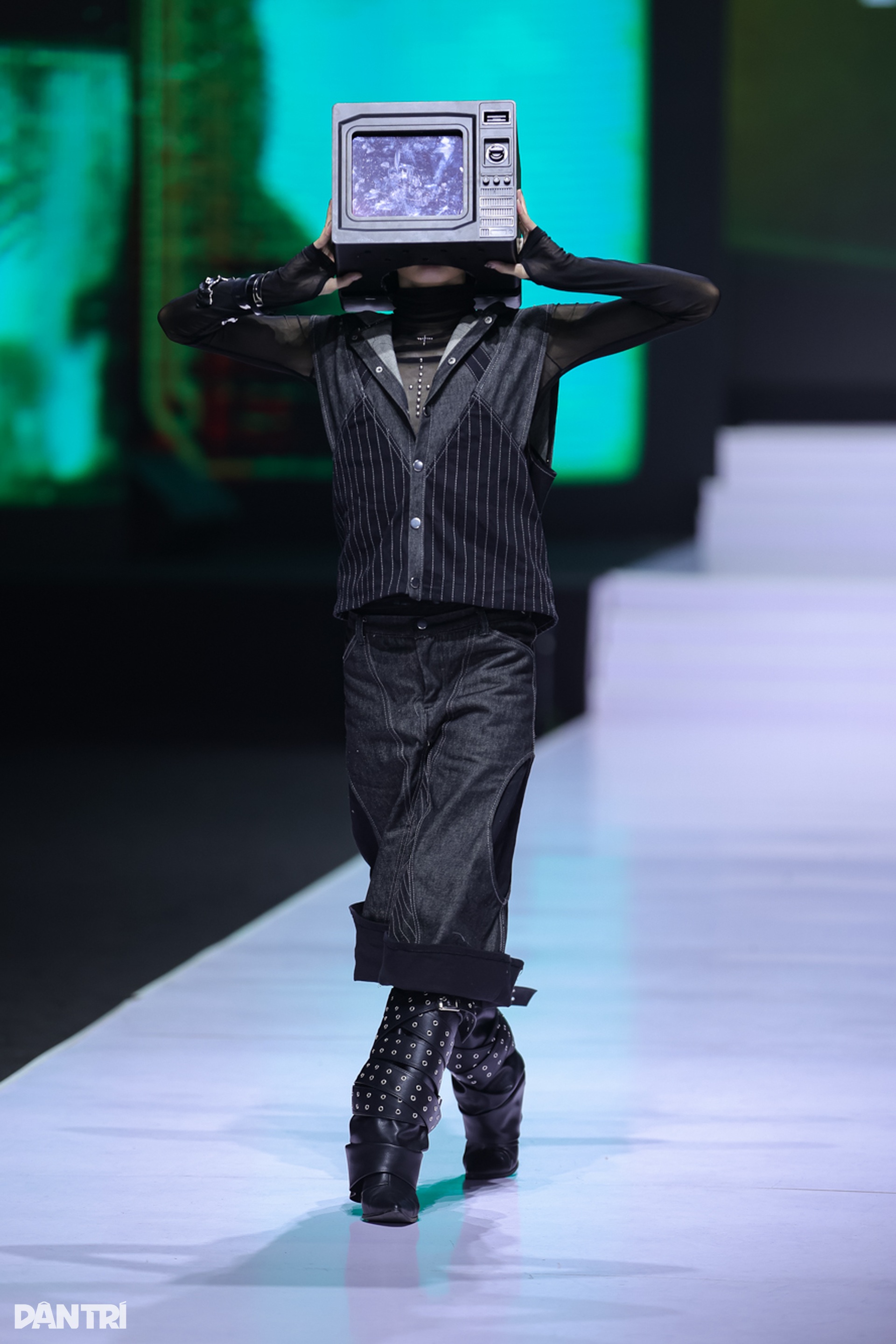 “Chị đẹp” Lynk Lee khoe nét nữ tính trên sàn diễn thời trang - 9