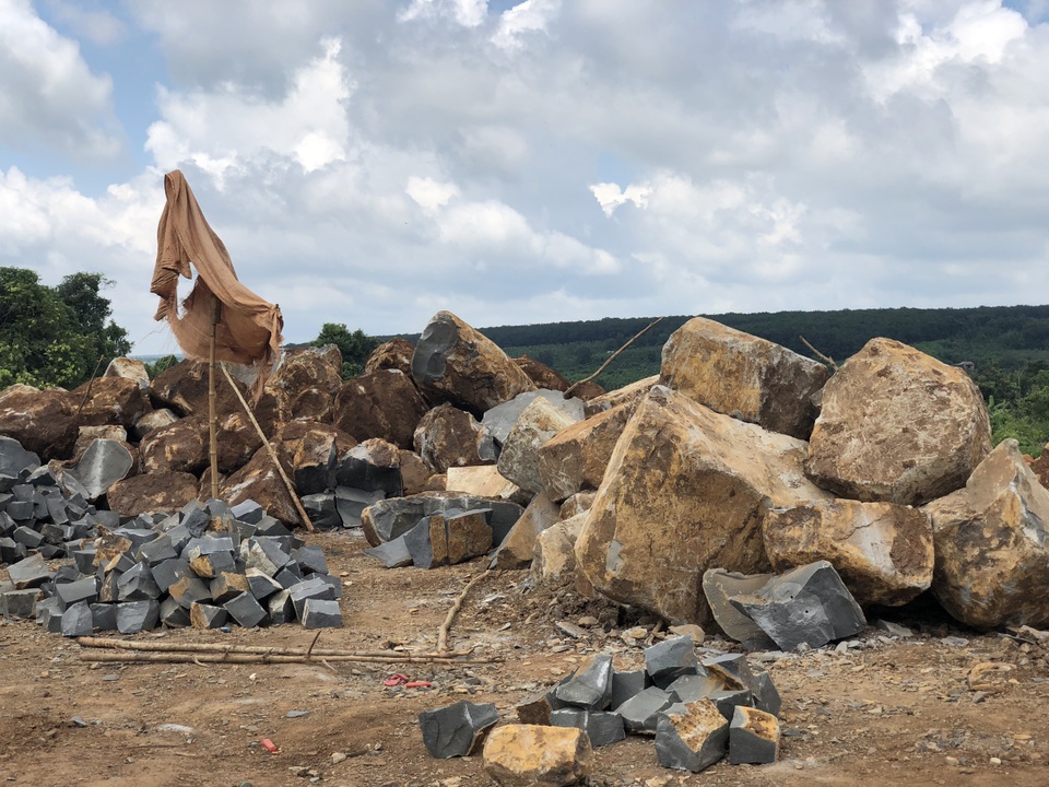 Gia Lai: Đá tặc mở đại công trường rầm rộ gần trụ sở Uỷ ban xã - 9 Gia Lai: Đá tặc mở đại công trường rầm rộ gần trụ sở Uỷ ban xã - 9