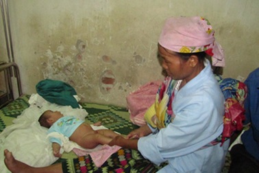 Bé trai 2 tháng tuổi bị động vật cắn đứt dương vật