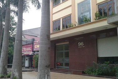 Con trai giám đốc rút súng “đạn nhựa” đe dọa cổ đông