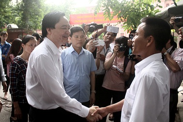 Bộ trưởng Bộ Giáo dục tới trường Thủy lợi động viên phụ huynh thí sinh