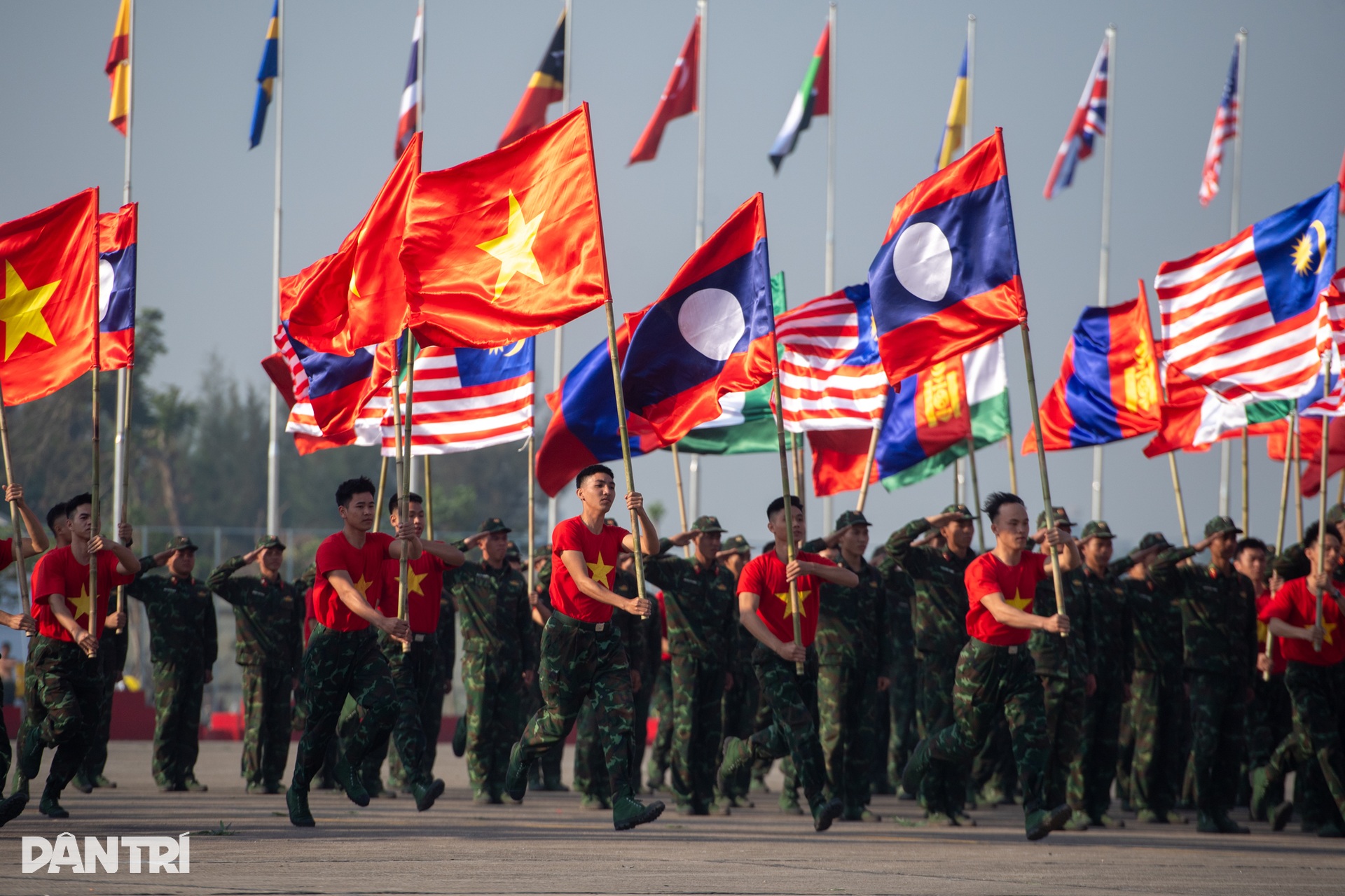Đại tướng Phan Văn Giang kiểm tra hợp luyện quân sự Triển lãm quốc phòng - 8 Đại tướng Phan Văn Giang kiểm tra hợp luyện quân sự Triển lãm quốc phòng - 8