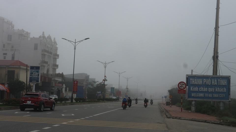 Thành phố Hà Tĩnh chìm trong biển sương mù ngày cuối năm - 1 Thành phố Hà Tĩnh chìm trong biển sương mù ngày cuối năm - 1