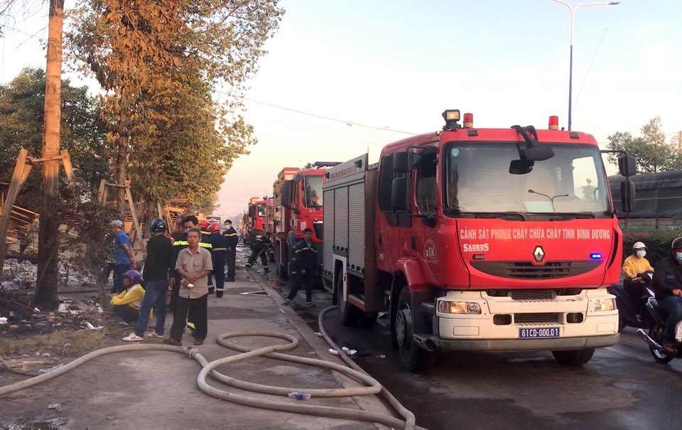 Cháy lớn thiêu rụi 2 ô tô và hàng nghìn m2 nhà xưởng - 1 Cháy lớn thiêu rụi 2 ô tô và hàng nghìn m2 nhà xưởng - 1