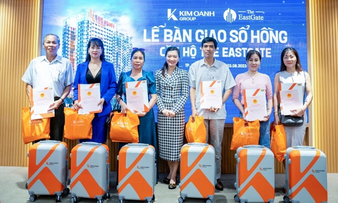 Bà Nguyễn Ngọc Ánh – Phó Chủ tịch HĐQT Kim Oanh Group trao sổ hồng và chụp ảnh lưu niệm cùng cư dân The EastGate.