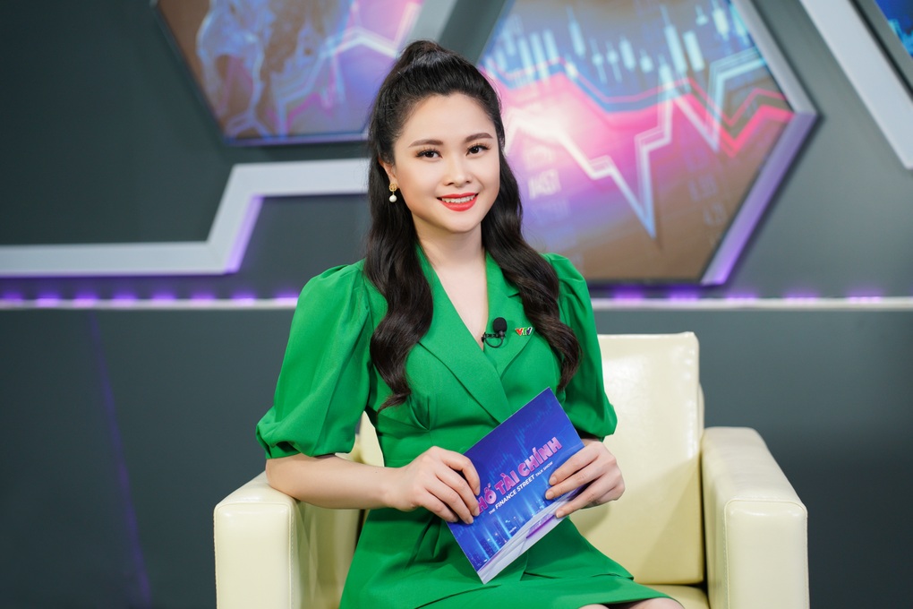 Lý giải gu ăn mặc xanh, tím của BTV Mùi Khánh Ly - 2 Lý giải gu ăn mặc xanh, tím của BTV Mùi Khánh Ly - 2