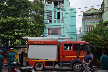 Người đàn ông nghi ngáo đá, chém công an rồi tự châm lửa đốt nhà