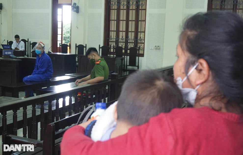 Địu cháu đến phiên xử con trai buôn ma túy, mẹ già bật khóc lỗi tại tôi - 2 Địu cháu đến phiên xử con trai buôn ma túy, mẹ già bật khóc lỗi tại tôi - 2