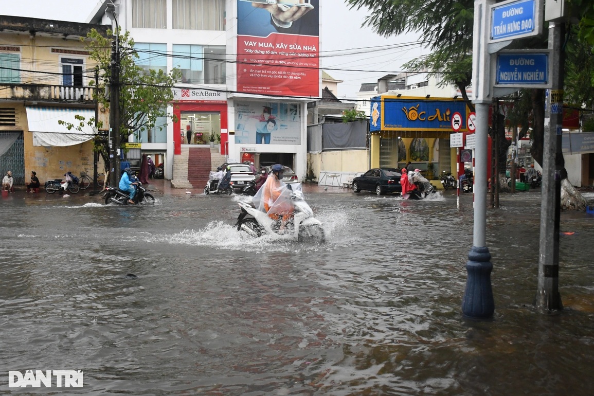Đường phố Quảng Ngãi ngập sâu sau trận mưa lớn bất thường - 1 Đường phố Quảng Ngãi ngập sâu sau trận mưa lớn bất thường - 1
