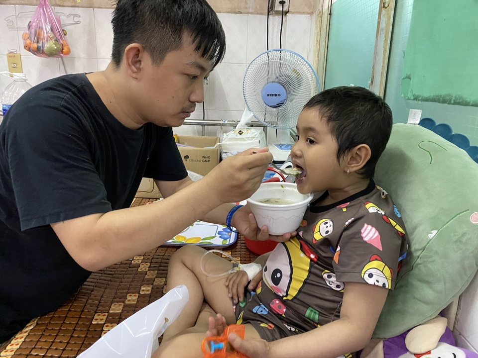 Xót thương bé gái 6 tuổi lần thứ 2 đối mặt tử thần vì bệnh hiểm - 2 Xót thương bé gái 6 tuổi lần thứ 2 đối mặt tử thần vì bệnh hiểm - 2