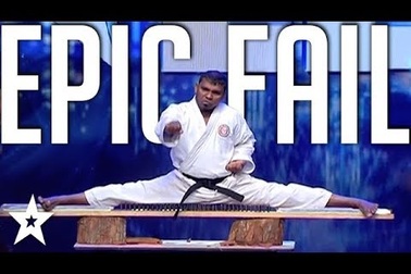 Biểu diễn “thiết đầu công”, võ sĩ tự biến mình thành trò cười