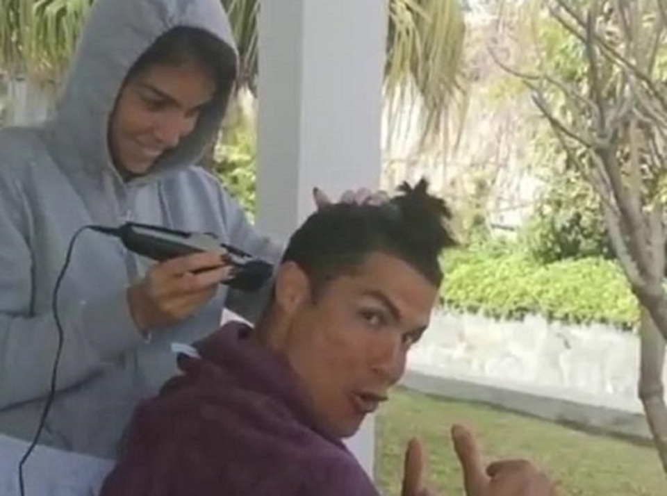 Tránh dịch, C.Ronaldo được cô bồ tự tay cắt tóc - 1 Tránh dịch, C.Ronaldo được cô bồ tự tay cắt tóc - 1