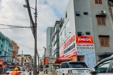 Nhà “siêu mỏng, siêu méo” đua nhau mọc trên đường đang mở rộng ở Thủ đô