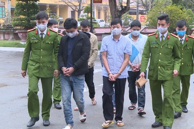 Hơn chục "con bạc" mượn quán karaoke sát phạt nhau