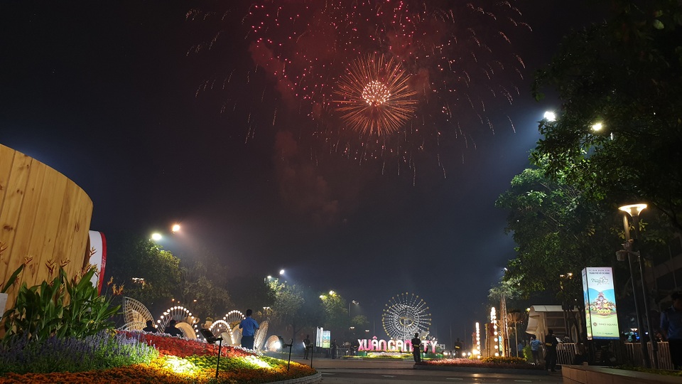 Màn pháo hoa rực rỡ trên bầu trời Sài Gòn - 6 Màn pháo hoa rực rỡ trên bầu trời Sài Gòn - 6