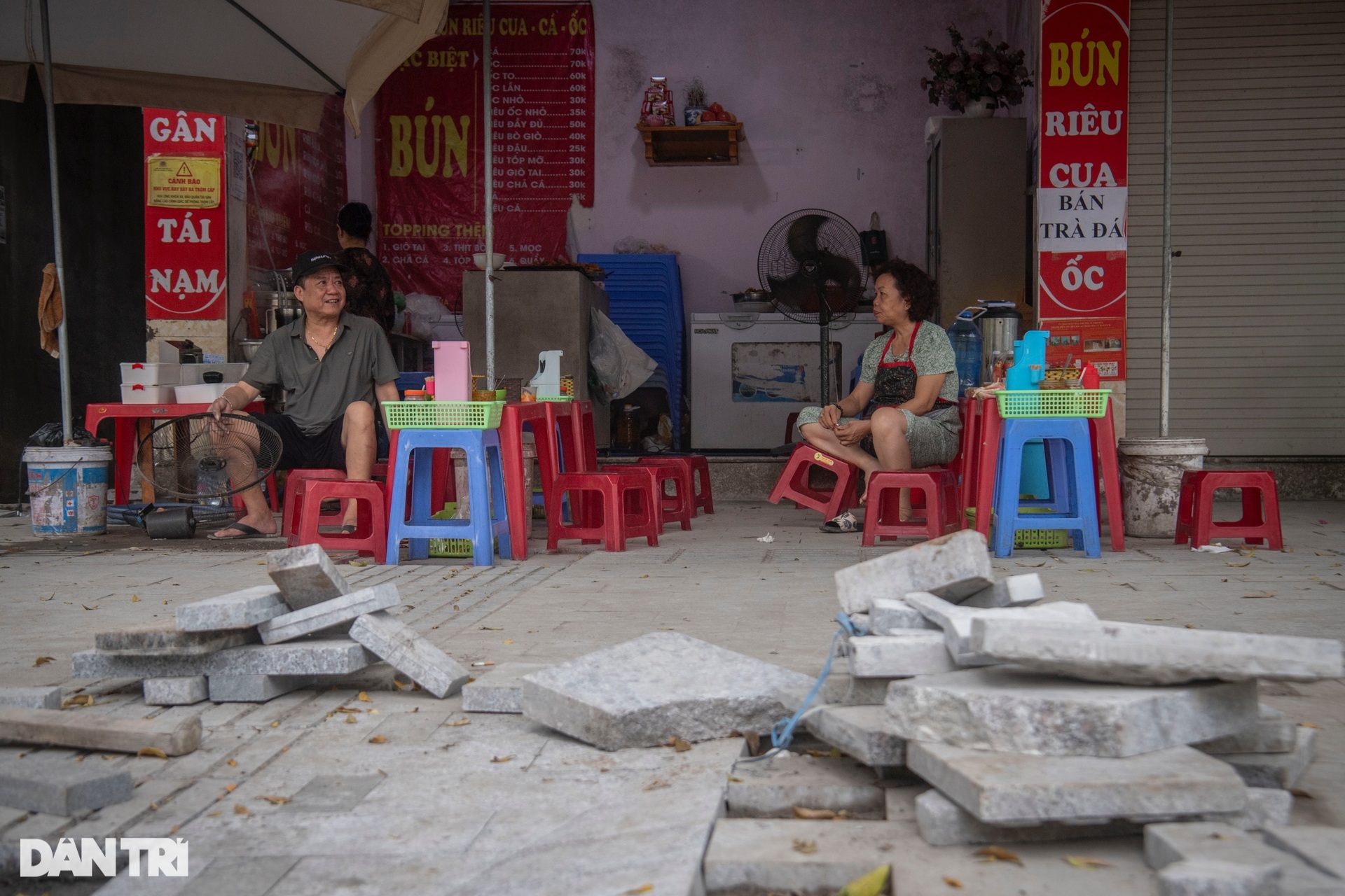 Hà Nội: Chủ kinh doanh mặt phố ngao ngán vì mùa đào xới vỉa hè lại tới - 8 Hà Nội: Chủ kinh doanh mặt phố ngao ngán vì mùa đào xới vỉa hè lại tới - 8