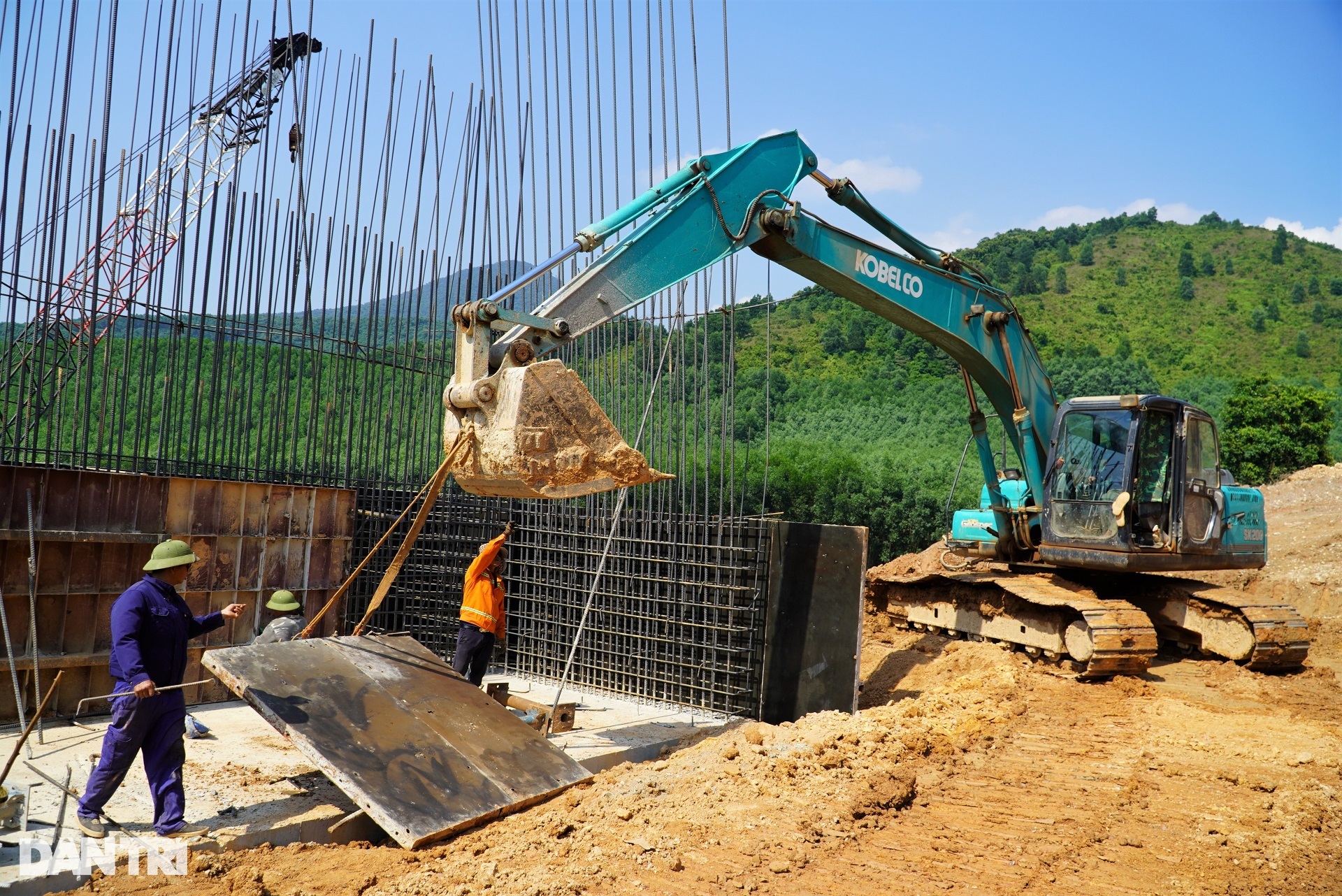 Công nhân không nghỉ lễ 2/9, khoét núi thi công hầm cao tốc Bắc - Nam - 8 Công nhân không nghỉ lễ 2/9, khoét núi thi công hầm cao tốc Bắc - Nam - 8
