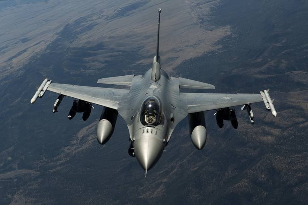 Mỹ đánh giá khả năng đào tạo phi công Ukraine lái F-16 - 1 Mỹ đánh giá khả năng đào tạo phi công Ukraine lái F-16 - 1