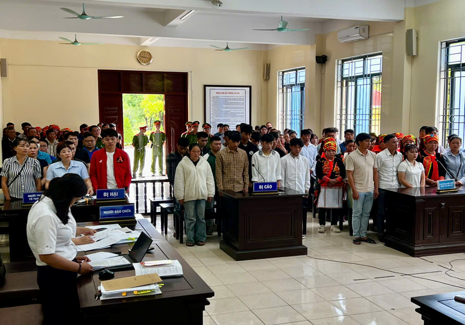 11 thanh, thiếu niên lĩnh án tù vì cầm hung khí rượt đuổi 2 người - 1
