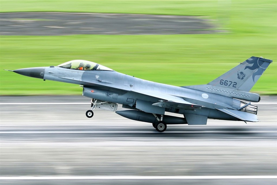 Máy bay chiến đấu F-16 của Đài Loan mất tích trên biển - 1 Máy bay chiến đấu F-16 của Đài Loan mất tích trên biển - 1